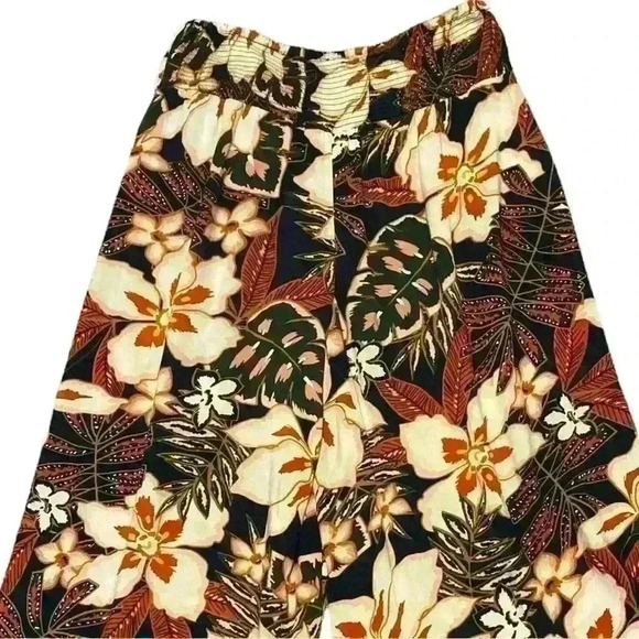 Wide leg pant, bold Boho flower design. Tie front, elastic waist size S. - Picture 3 of 3